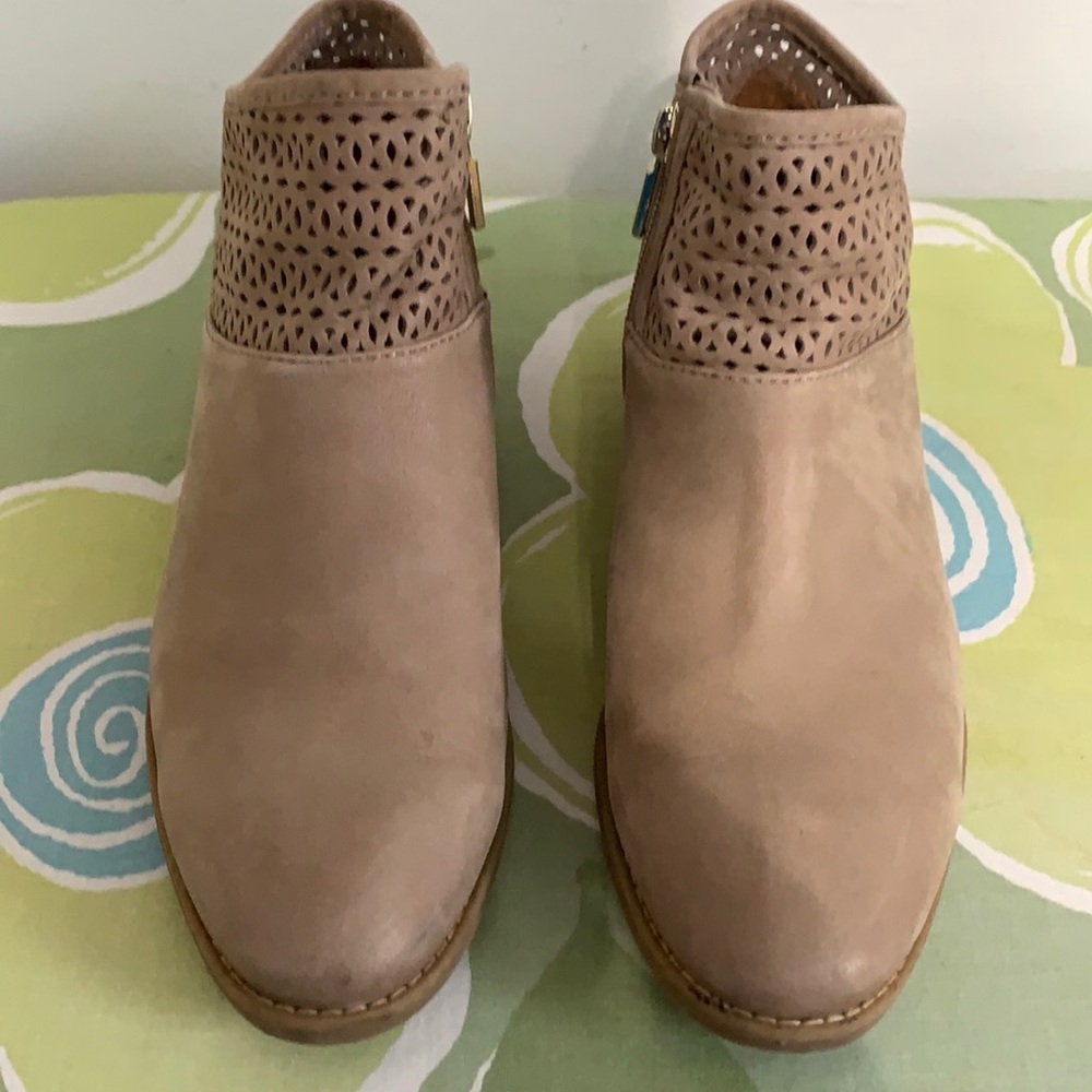 Comfotiva Cailean Leather Bootie. Taupe. Size 8